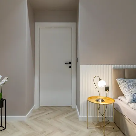 White Magnolia 4 Bedroom Premium And Parking Apartment *