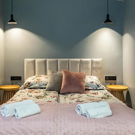 White Magnolia 4 Bedroom Premium And Parking Krakow