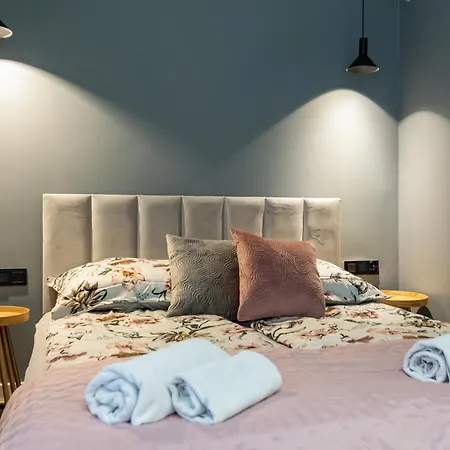White Magnolia 4 Bedroom Premium And Parking * Krakow