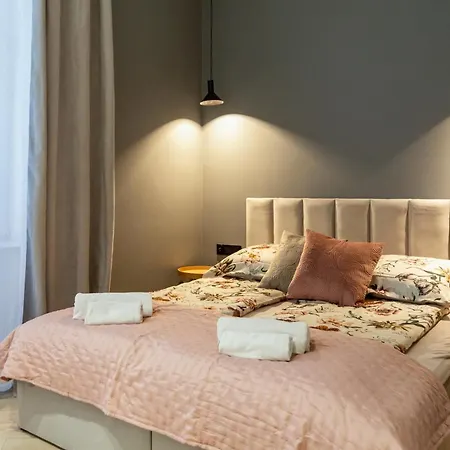 White Magnolia 4 Bedroom Premium And Parking Apartment Krakow