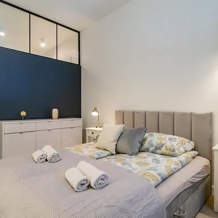 公寓 White Magnolia 4 Bedroom Premium And Parking 克拉科夫