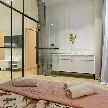 White Magnolia 4 Bedroom Premium And Parking Krakow