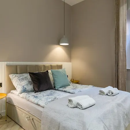 White Magnolia 4 Bedroom Premium And Parking Apartment Krakow