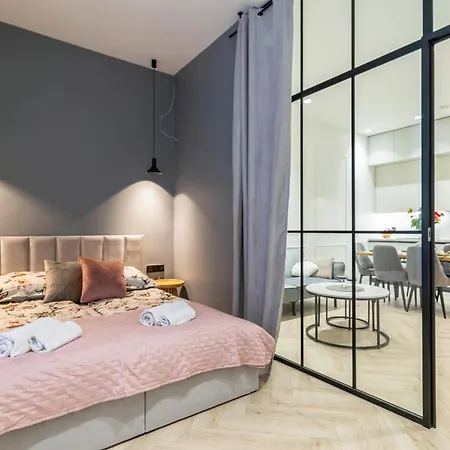 White Magnolia 4 Bedroom Premium And Parking Krakow