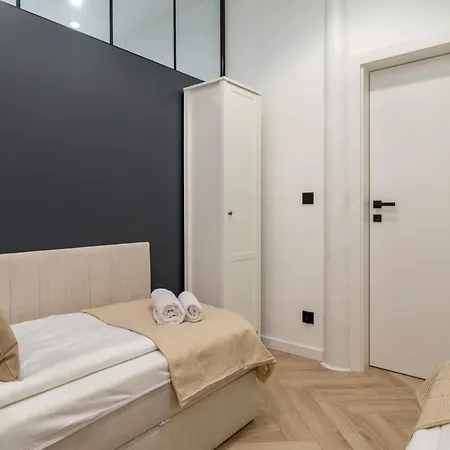 White Magnolia 4 Bedroom Premium And Parking * Krakow