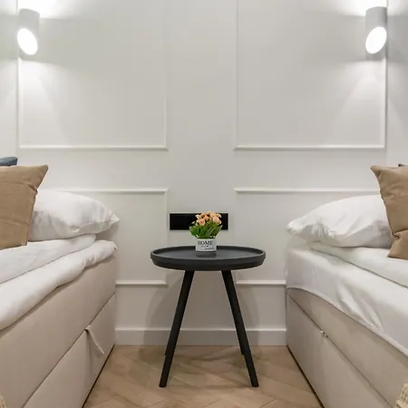 White Magnolia 4 Bedroom Premium And Parking Krakow
