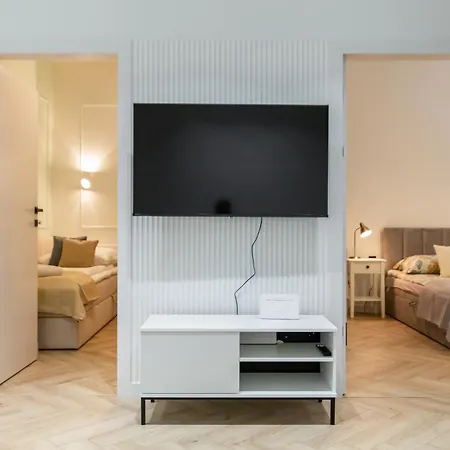 White Magnolia 4 Bedroom Premium And Parking * Krakow