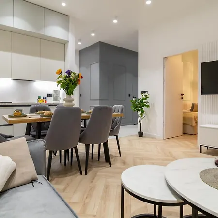 White Magnolia 4 Bedroom Premium And Parking Krakow