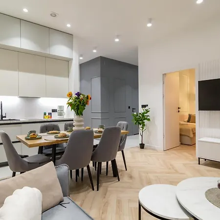 公寓 White Magnolia 4 Bedroom Premium And Parking 克拉科夫