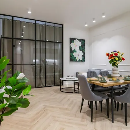 아파트 White Magnolia 4 Bedroom Premium And Parking 크라쿠프