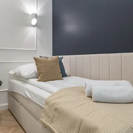 아파트 White Magnolia 4 Bedroom Premium And Parking 크라쿠프