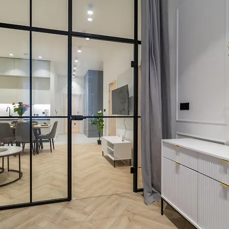 아파트 White Magnolia 4 Bedroom Premium And Parking 크라쿠프